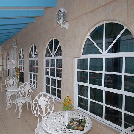 Deyna'S City Inn St. George's Екстериор снимка