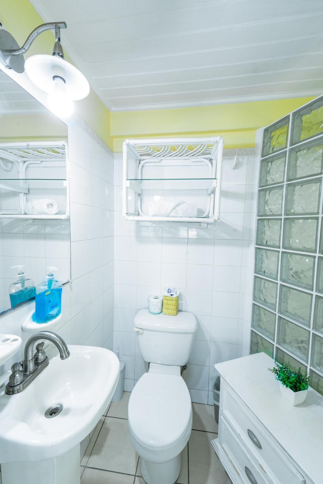 Deyna'S City Inn St. George's Стая снимка