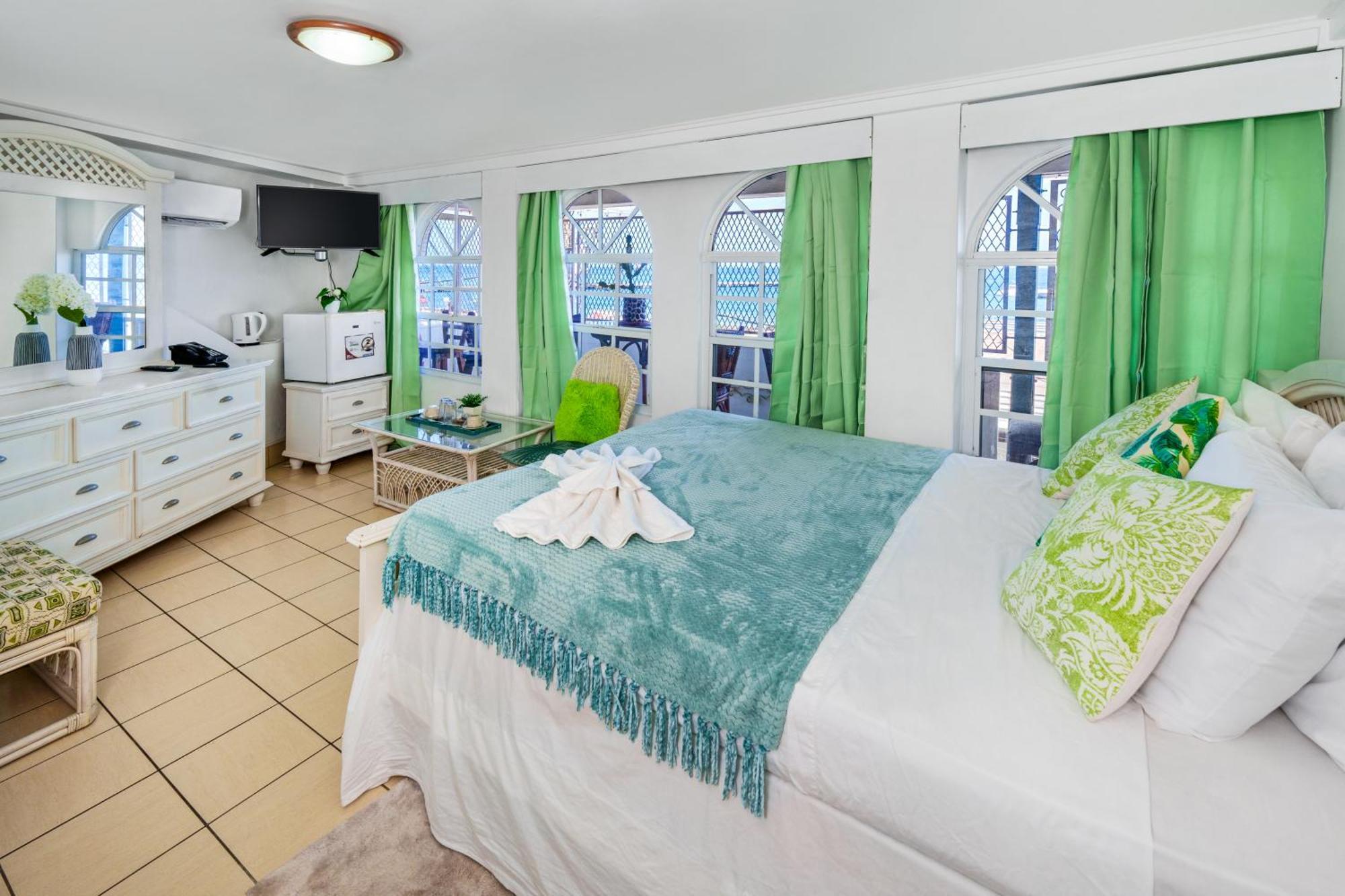Deyna'S City Inn St. George's Стая снимка