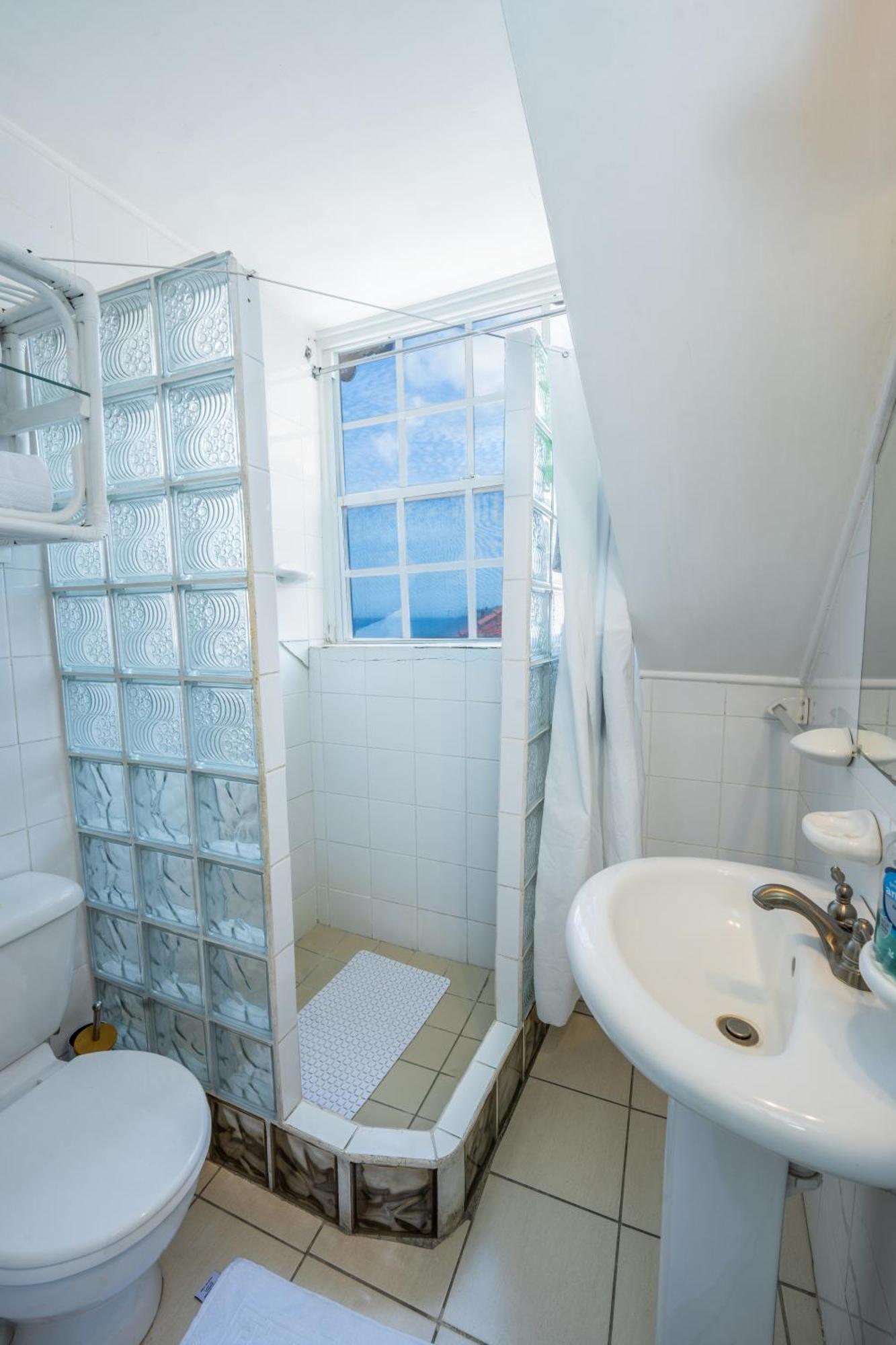 Deyna'S City Inn St. George's Екстериор снимка