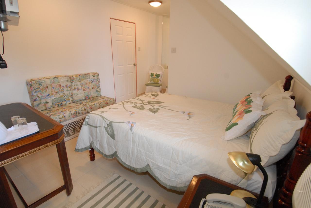 Deyna'S City Inn St. George's Екстериор снимка