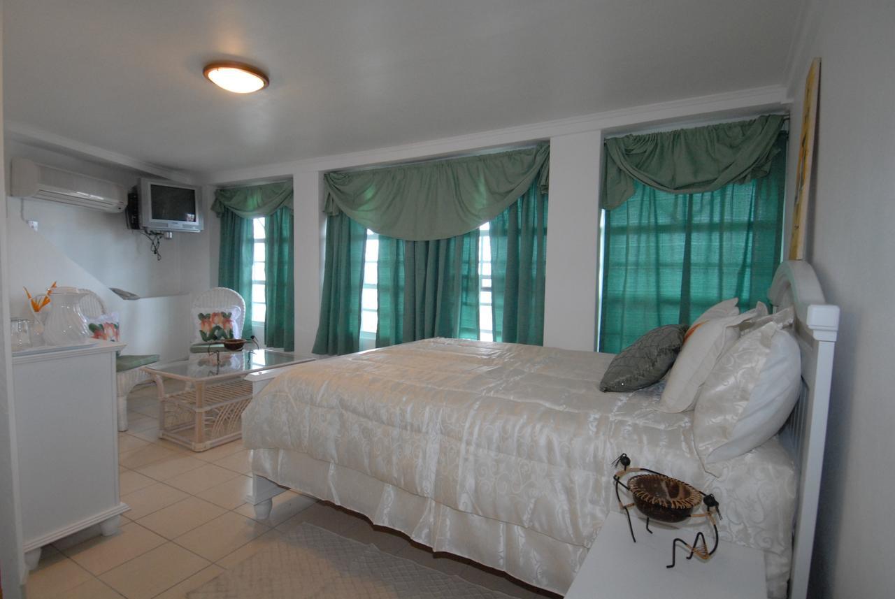 Deyna'S City Inn St. George's Екстериор снимка